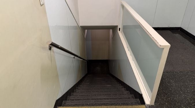 Escalera de acceso a los baños de la planta baja