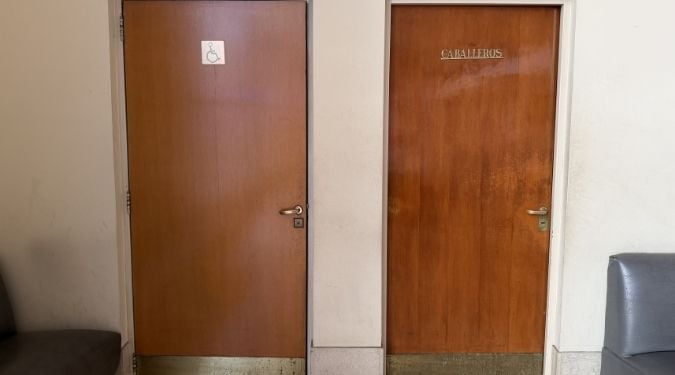 Entradas al baño accesible y al baño de hombres